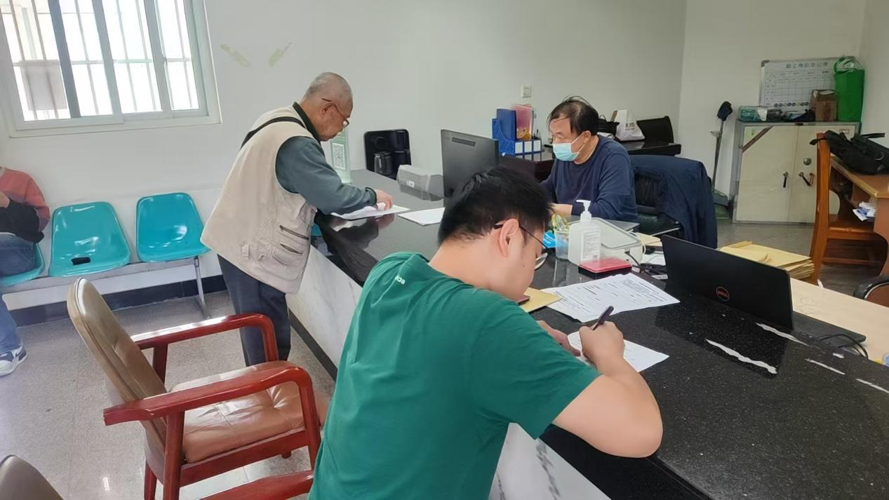 创新服务模式 保障职工需求 ─科学城医保局首次开展华丰片区周五服务模式(图1)