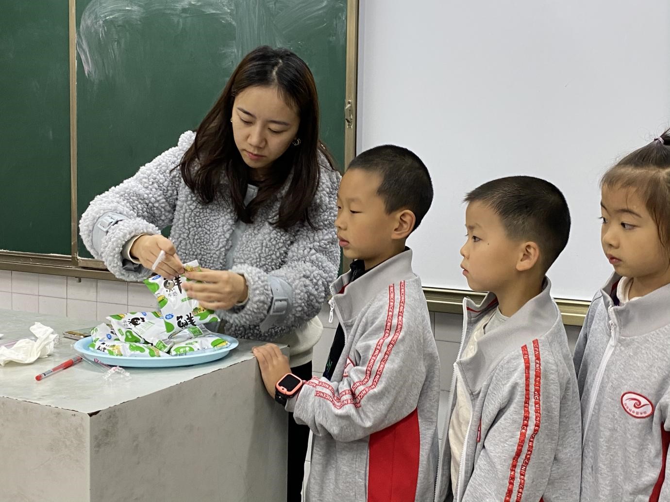 课间一杯奶  健康每一天——科学城春蕾学校中小学生课间饮用学生奶(图7)