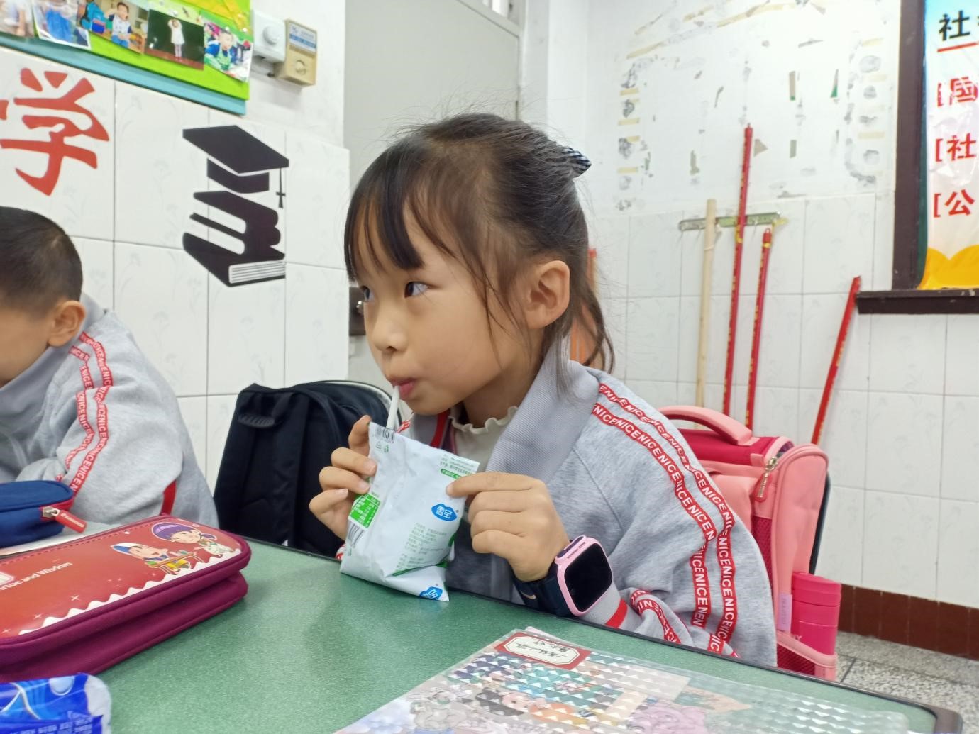 课间一杯奶  健康每一天——科学城春蕾学校中小学生课间饮用学生奶(图6)