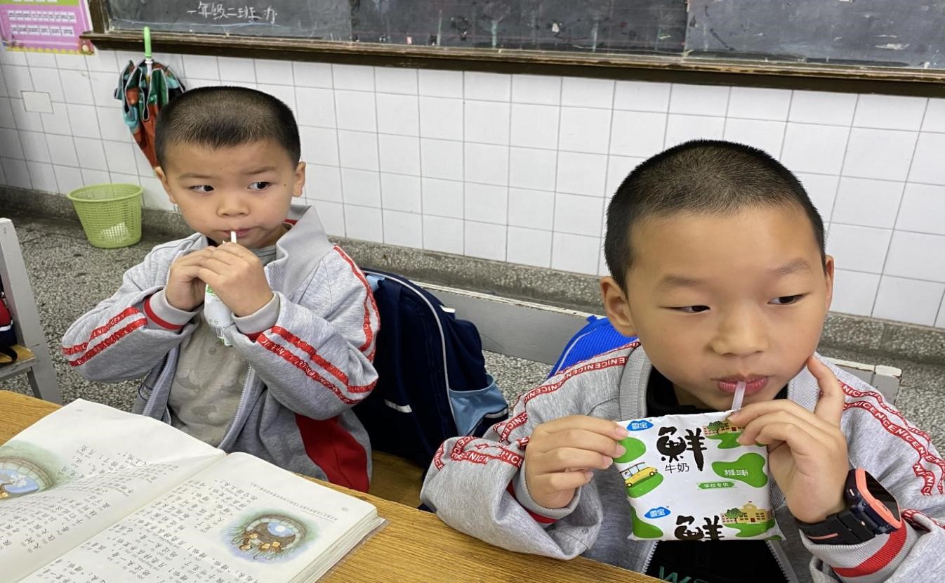 课间一杯奶  健康每一天——科学城春蕾学校中小学生课间饮用学生奶(图5)