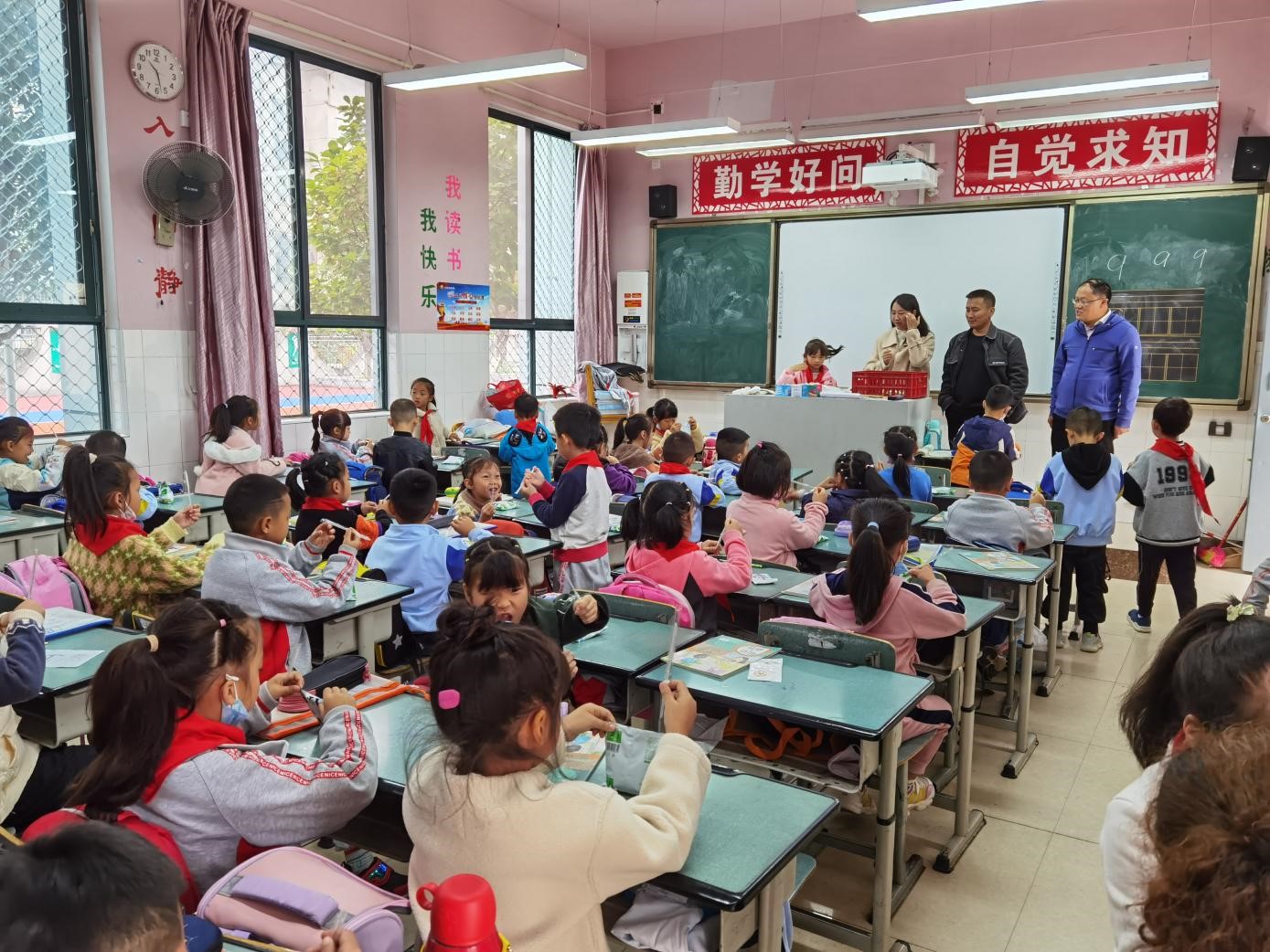 课间一杯奶  健康每一天——科学城春蕾学校中小学生课间饮用学生奶(图8)