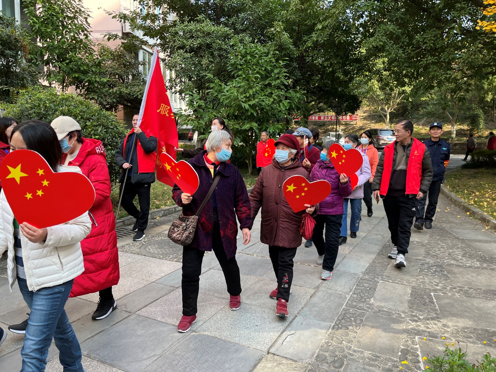 绿色健步走 志愿服务伴您行 ——社区管理服务中心党支部“党史学习教育”主题志愿者服务活动(图2) 绿色健步走 志愿服务伴您行 ——社区管理服务中心党支部“党史学习教育”主题志愿者服务活动(图2)