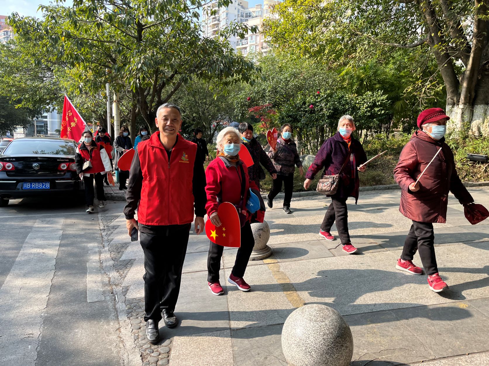 绿色健步走 志愿服务伴您行 ——社区管理服务中心党支部“党史学习教育”主题志愿者服务活动(图3) 绿色健步走 志愿服务伴您行 ——社区管理服务中心党支部“党史学习教育”主题志愿者服务活动(图3)