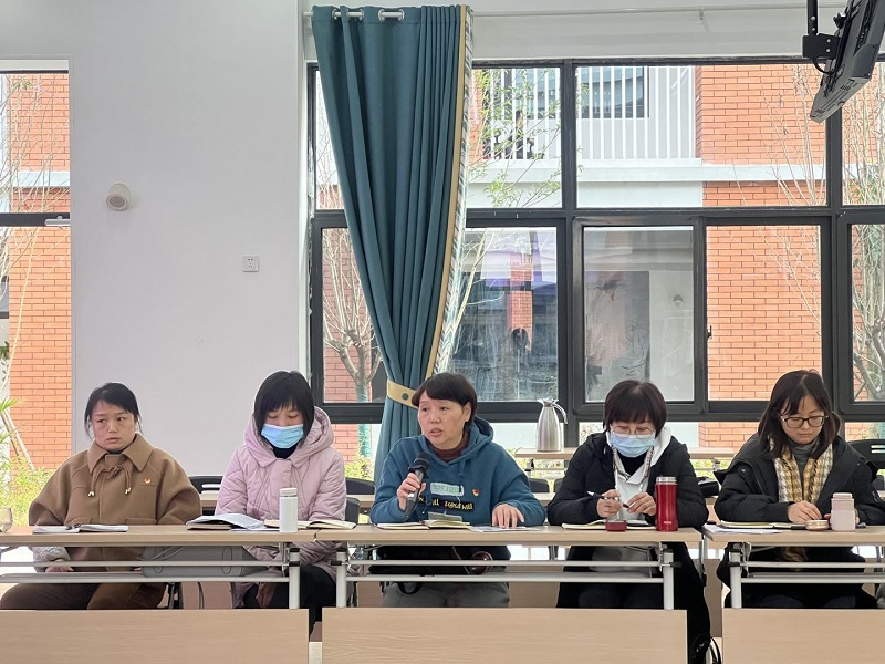 凝聚新力量  焕发新活力--幼托中心党支部召开发展党员及预备党员转正大会(图1)