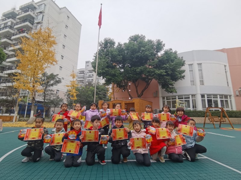 童心共抗疫 争做小卫士--幼儿园开展“幼儿接种疫苗表彰”活动(图2)