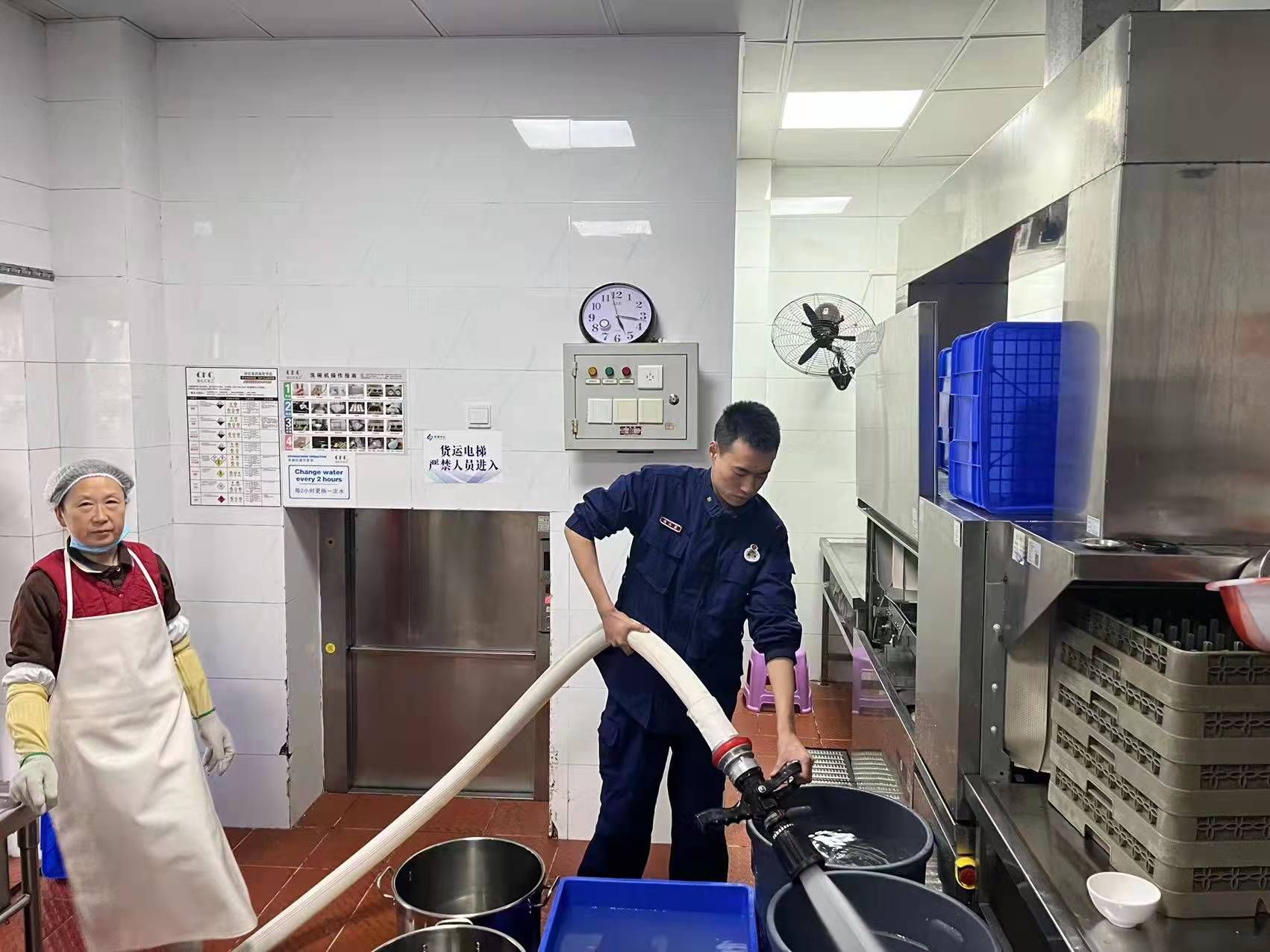  “雪中送炭”— 城管中心为居民送水解困！(图1)