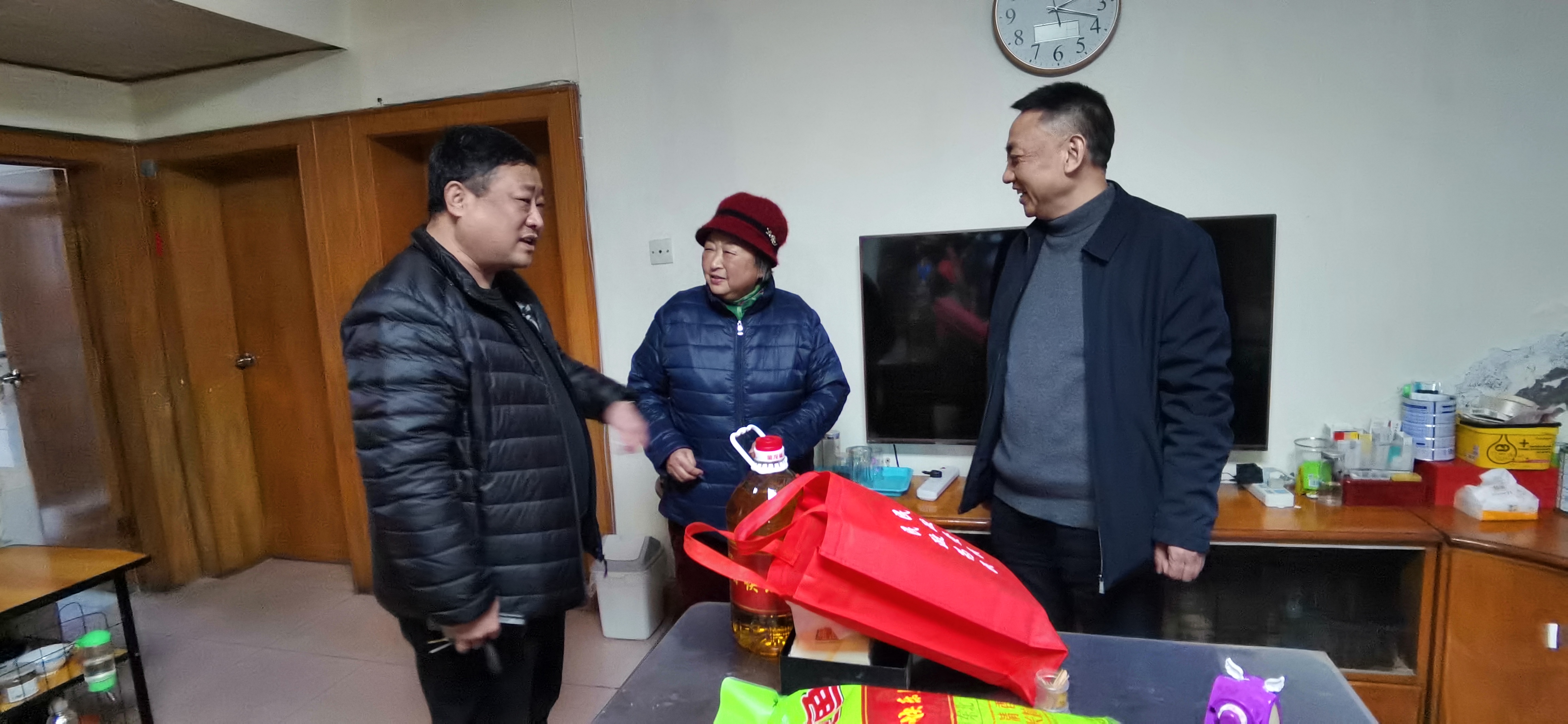 寒冬送关怀 慰问暖人心(图1) 寒冬送关怀 慰问暖人心(图1)