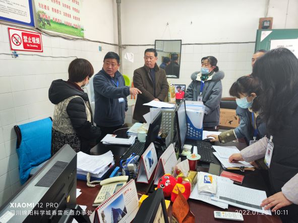 科学城办事处领导看望慰问社区工作人员(图2) 科学城办事处领导看望慰问社区工作人员(图2)