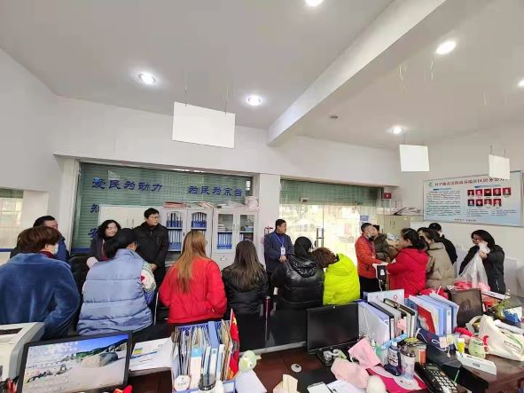 科学城办事处领导看望慰问社区工作人员(图6) 科学城办事处领导看望慰问社区工作人员(图6)