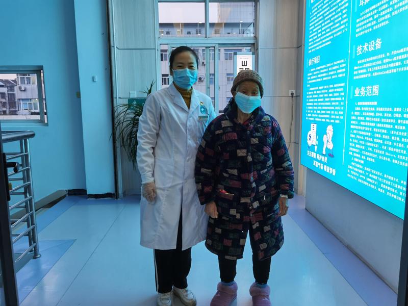 我院眼科团队成为为96岁高龄患者实施白内障手术(图1)
