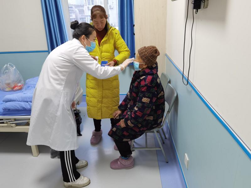 我院眼科团队成为为96岁高龄患者实施白内障手术(图2)