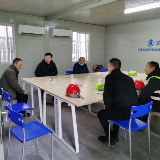 公管部副部长苗红波视察四区老旧小区改造工地(图2)