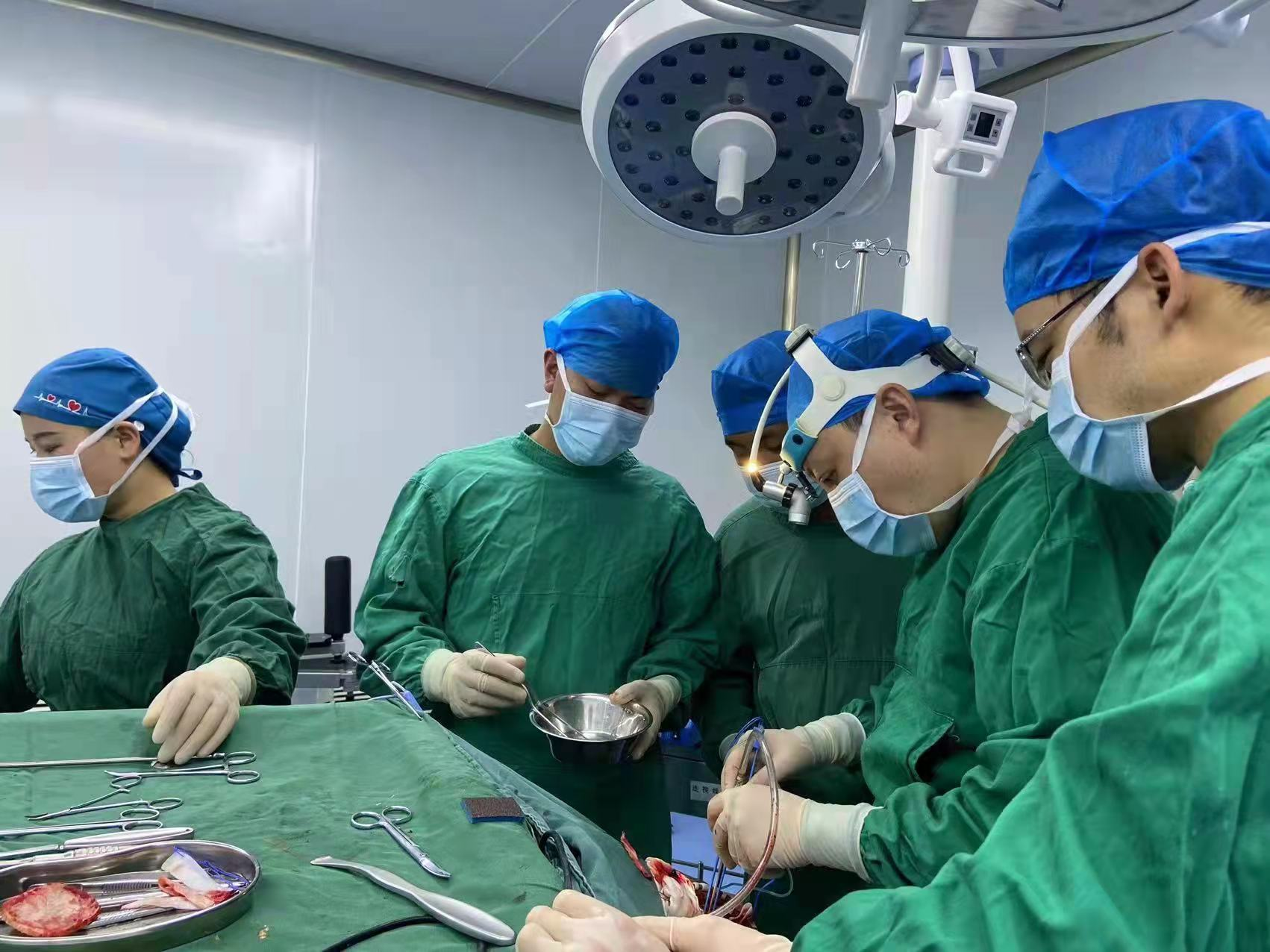 我院援彝医疗队指导布拖县人民医院完成第一例高血压脑出血手术(图2)