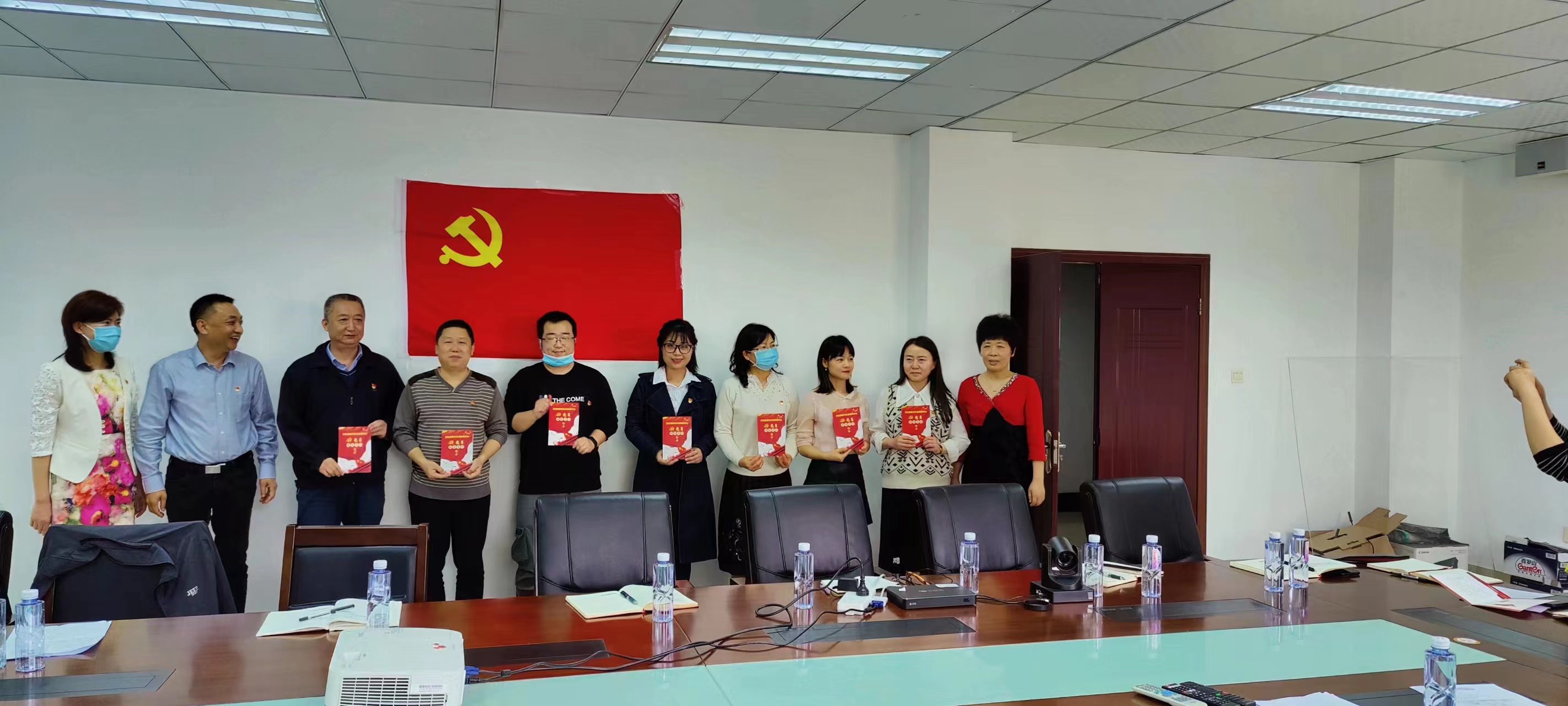 医疗与民政中心党支部组织开展2022年4月主题党日活动(图1) 医疗与民政中心党支部组织开展2022年4月主题党日活动(图1)