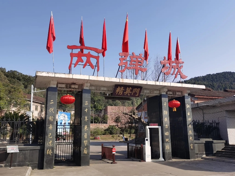 弘扬两弹精神 传承红色基因  九〇三医院机关党支部赴“两弹城”开展党建带团建主题教育活动(图1)
