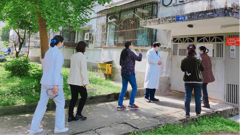 支部共建办实事 送医上门暖人心  九〇三医院机关党支部上门服务七所老人(图2)