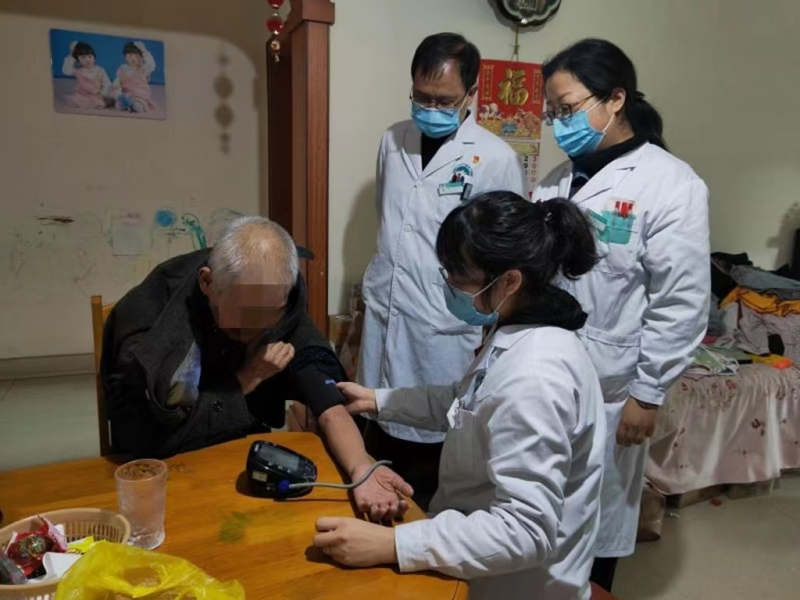关爱老人送温情  上门服务暖民心  综合党支部开展健康保障进家门活动(图2)