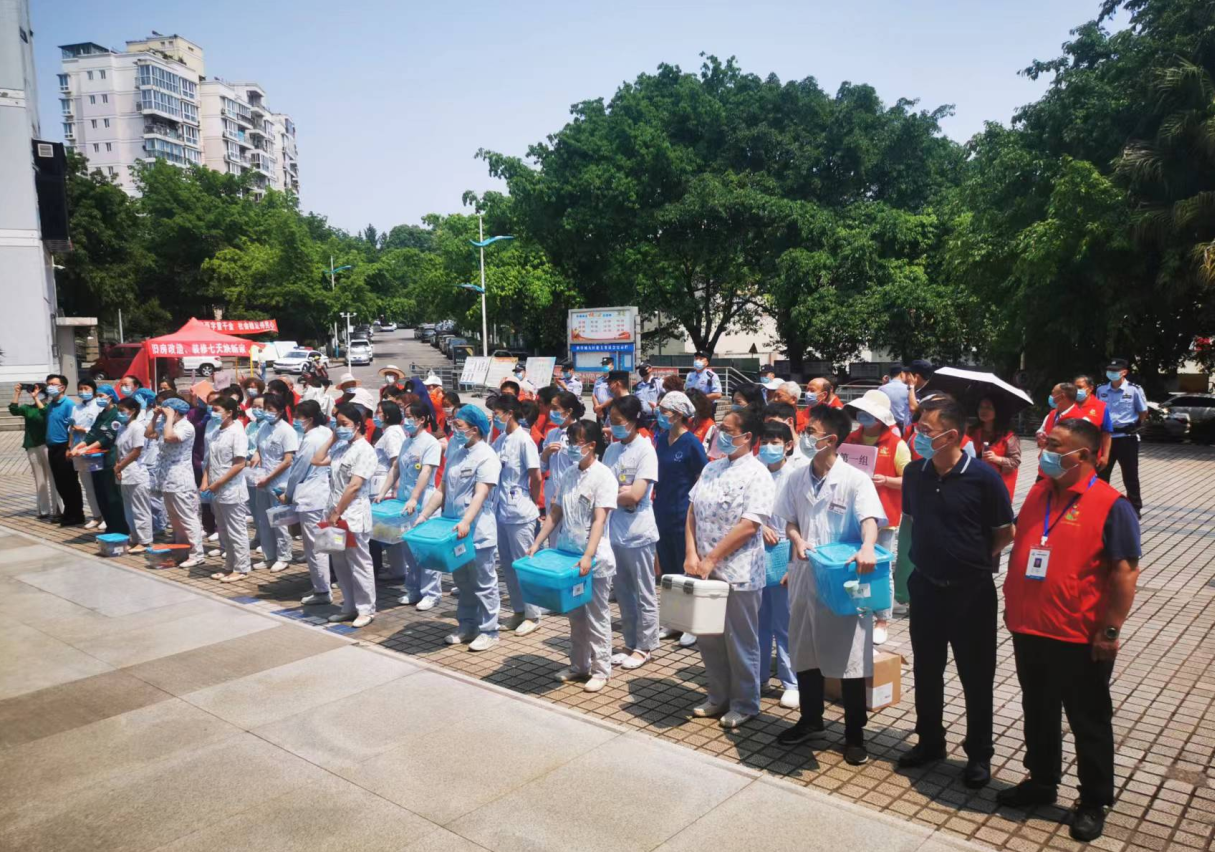 “加强老年人疫苗接种,筑牢社区免疫屏障” ——科学城春雷街道组织开展60岁以上老年人疫苗接种攻坚行动(图1) “加强老年人疫苗接种,筑牢社区免疫屏障” ——科学城春雷街道组织开展60岁以上老年人疫苗接种攻坚行动(图1)