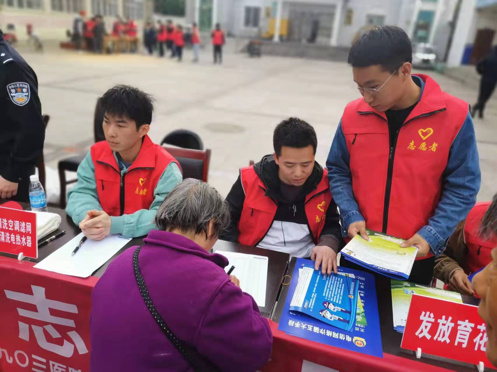 科学城开展平安建设宣传月活动(图2) 科学城开展平安建设宣传月活动(图2)