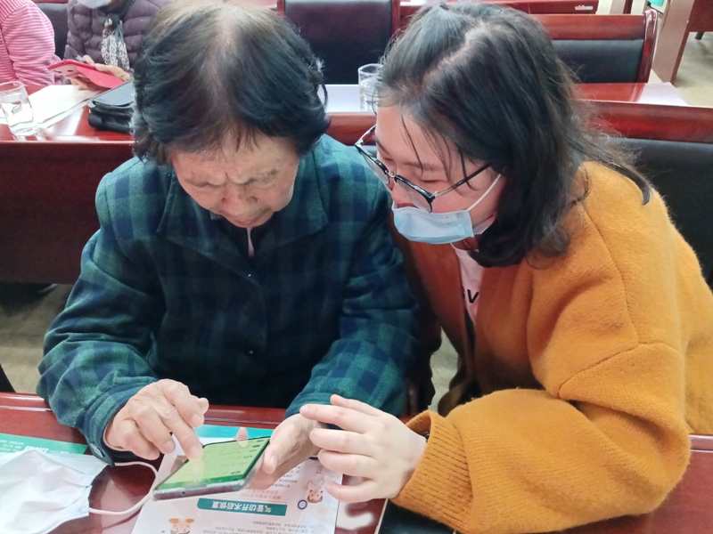 手机预约挂号看病  老人也能“乘风破浪”(图2)