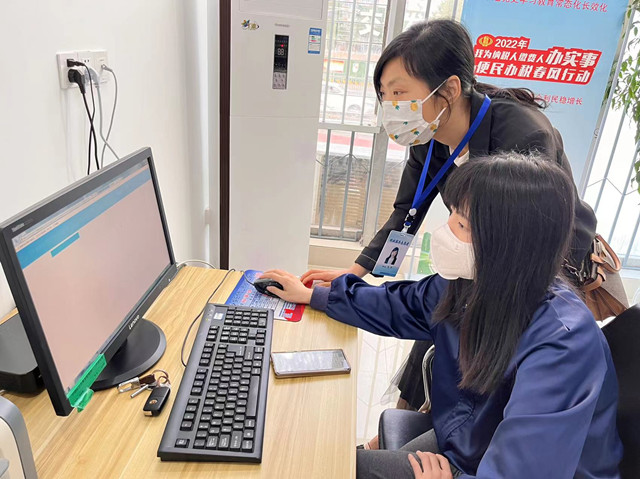 税务志愿者服务在行动之进大厅(图1) 税务志愿者服务在行动之进大厅(图1)