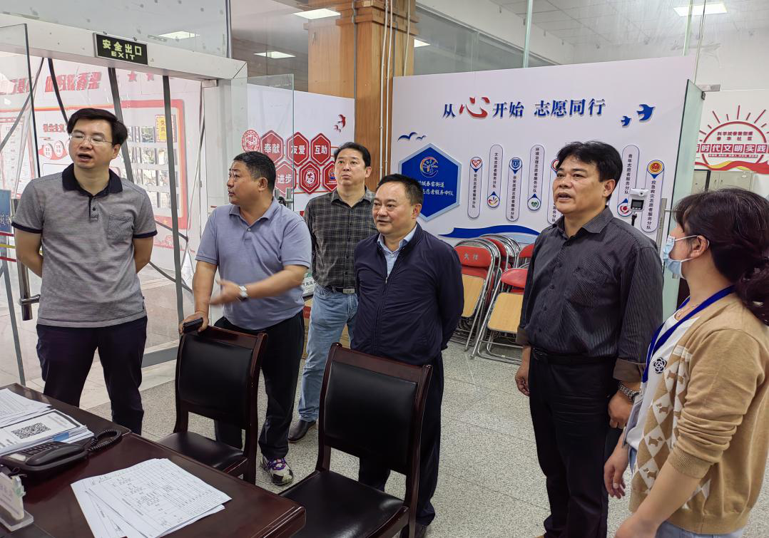 公管部领导深入社区检查指导疫情防控工作(图1) 公管部领导深入社区检查指导疫情防控工作(图1)