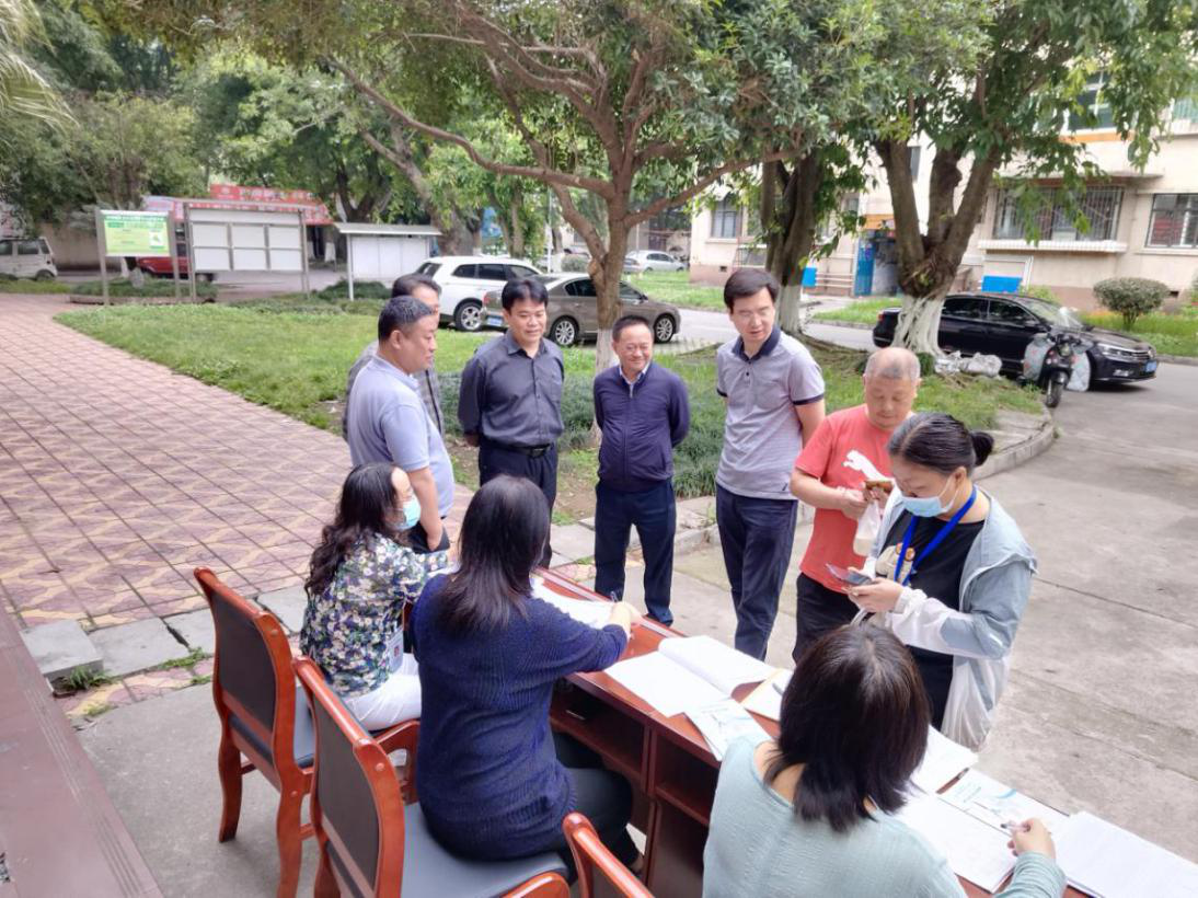 公管部领导深入社区检查指导疫情防控工作(图3) 公管部领导深入社区检查指导疫情防控工作(图3)