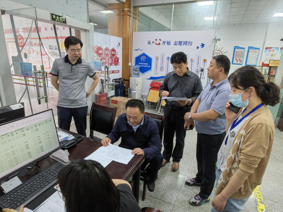 公管部领导深入社区检查指导疫情防控工作(图5) 公管部领导深入社区检查指导疫情防控工作(图5)