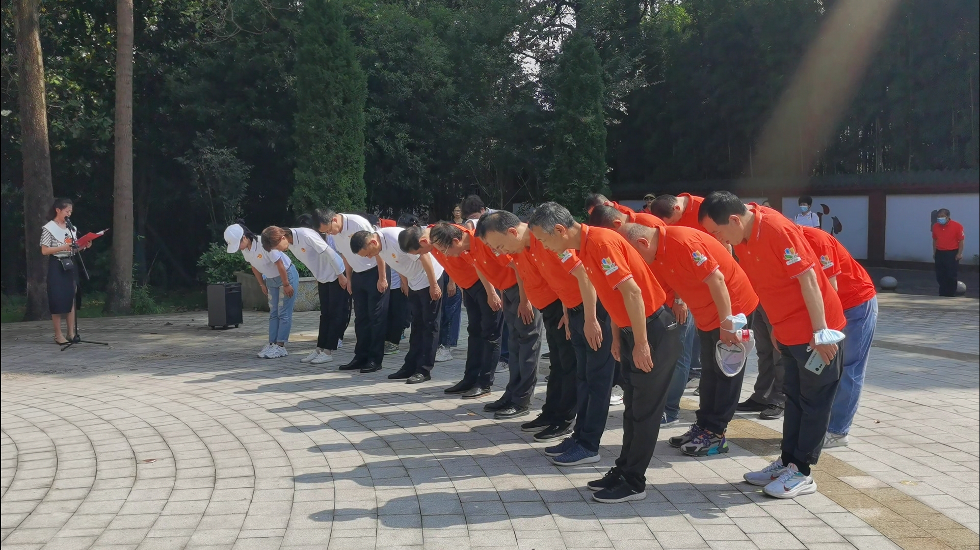 社区中心、医疗与民政中心赴江油王佑木故居开展主题党日活动(图2)