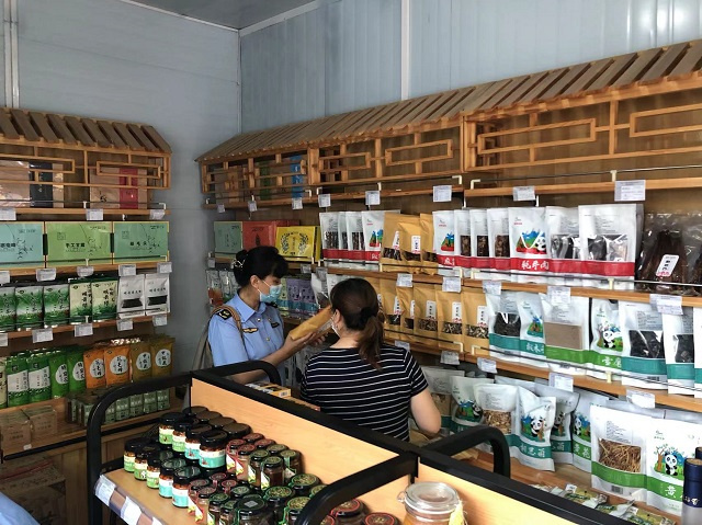 科学城市场监管局对辖区扶贫产品经营单位开展监督检查(图1)