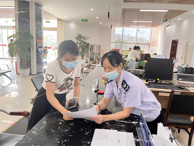 科学城纳税服务战线一颗亮晶晶的星星——王琴荣获全市2021年纳税服务明星(图1) 科学城纳税服务战线一颗亮晶晶的星星——王琴荣获全市2021年纳税服务明星(图1)