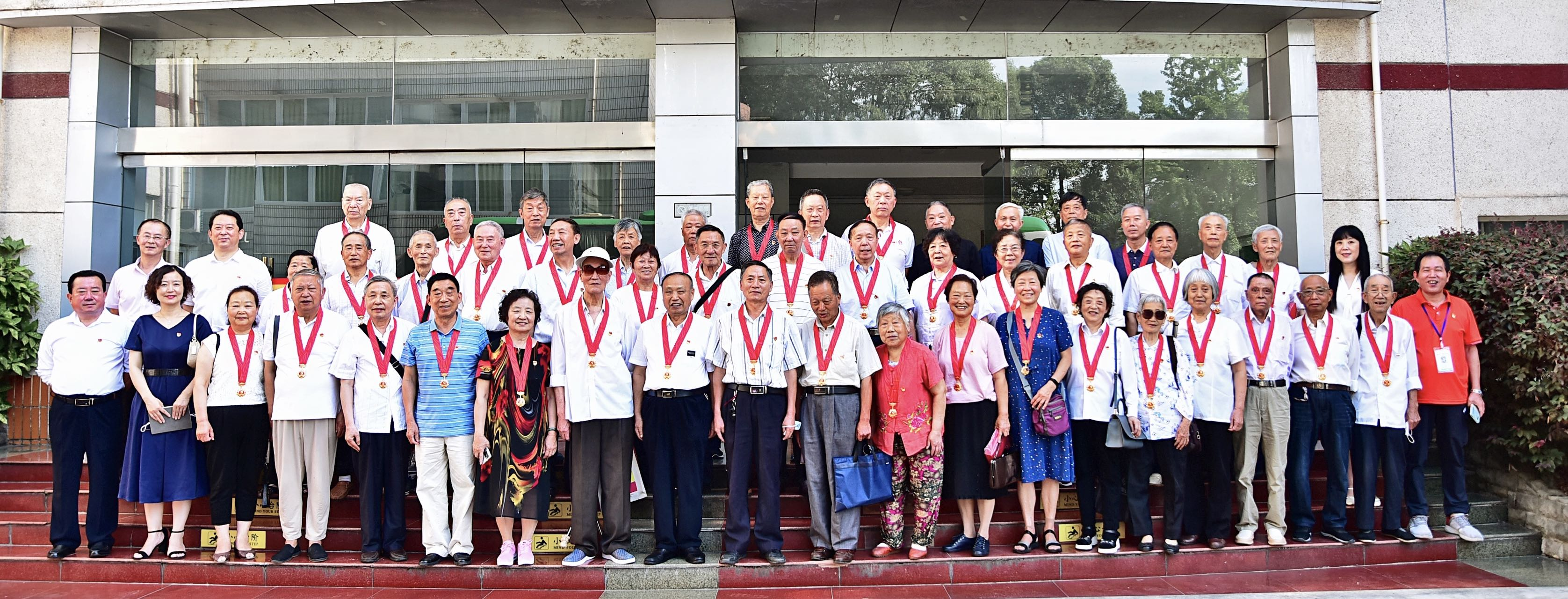 科学城春雷街道党工委召开“光荣在党50年” 纪念章颁发仪式(图3) 科学城春雷街道党工委召开“光荣在党50年” 纪念章颁发仪式(图3)