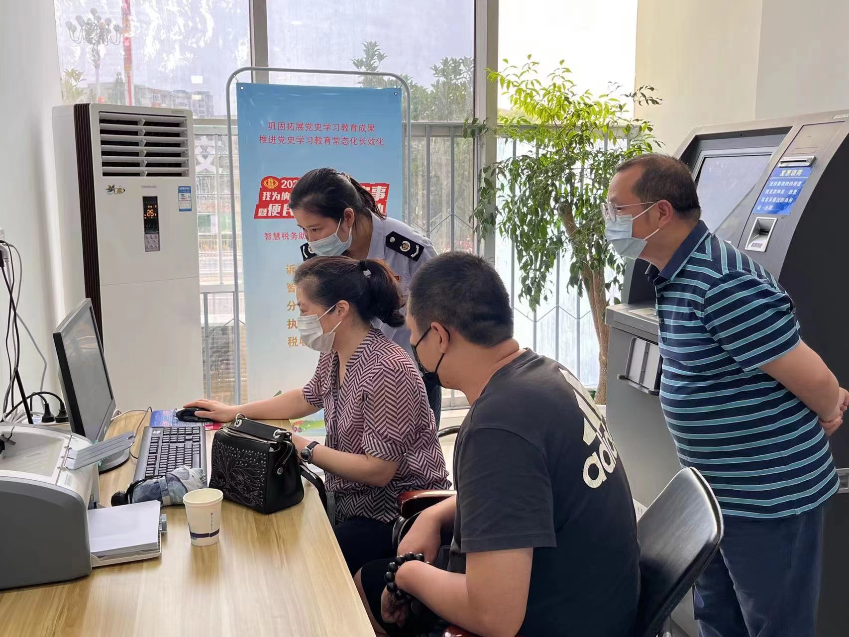 我为纳税人缴费人办实事系列之“一把手走流程”(图2) 我为纳税人缴费人办实事系列之“一把手走流程”(图2)