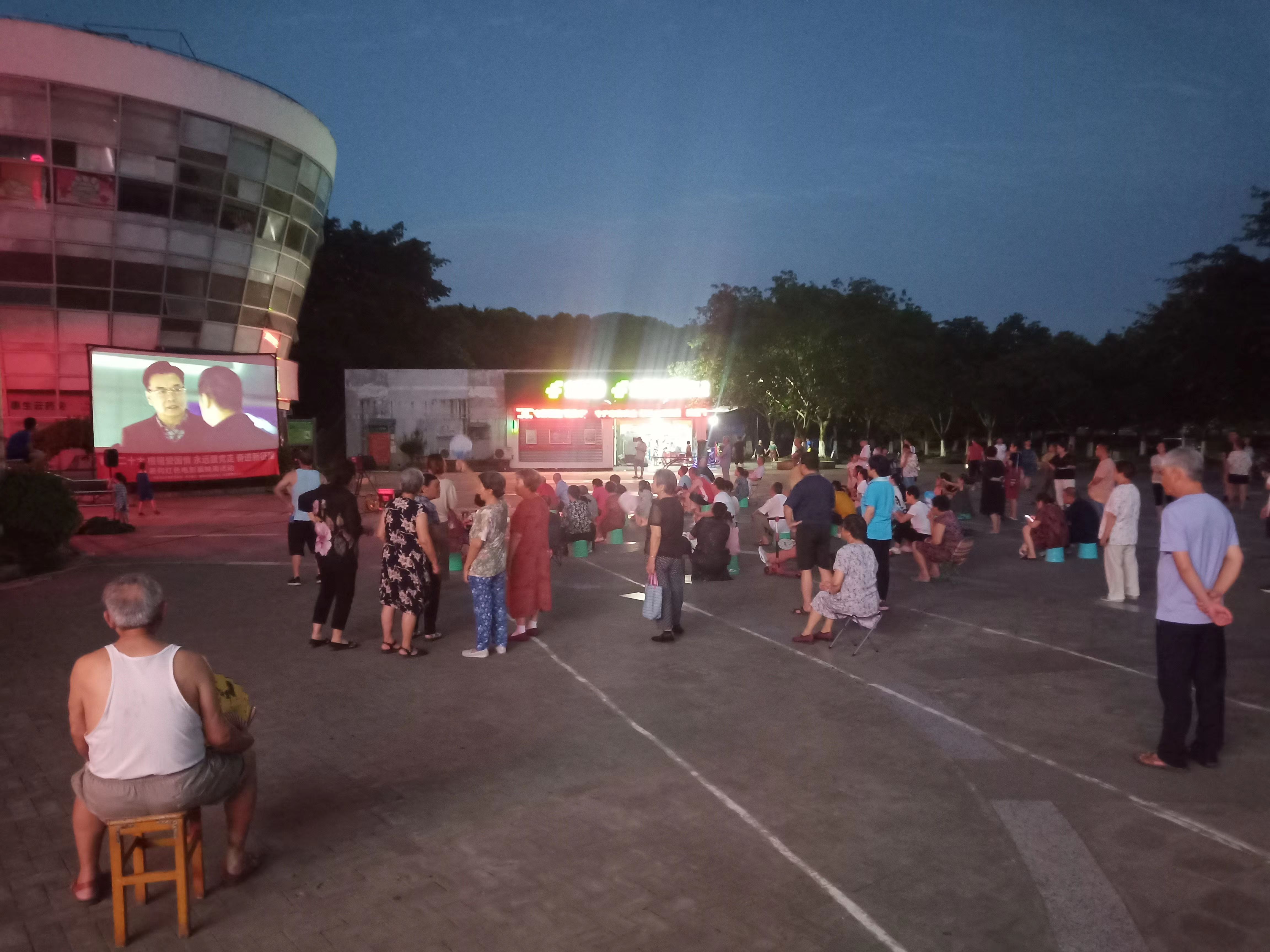 红色电影展映周   夏日纳凉好去处(图1)