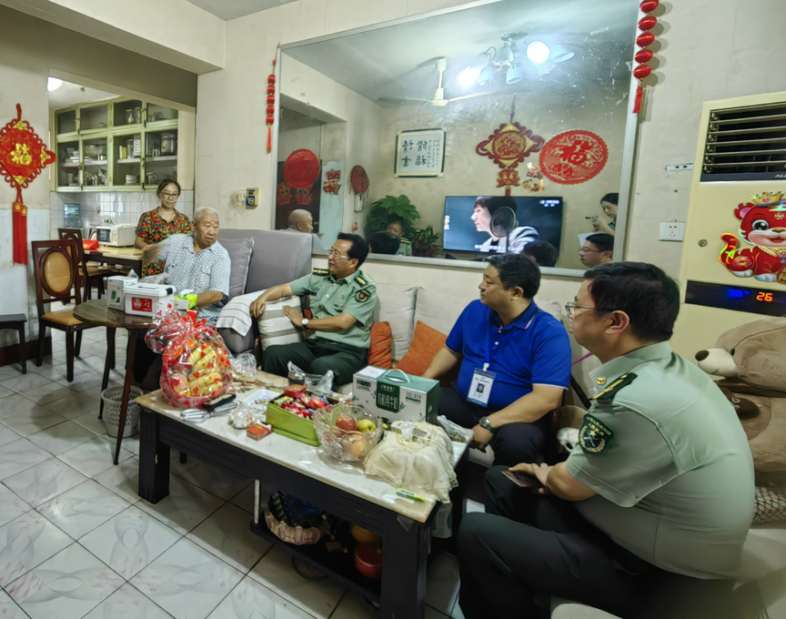 关心关爱残疾老兵，赠送轮椅温暖人心(图2)