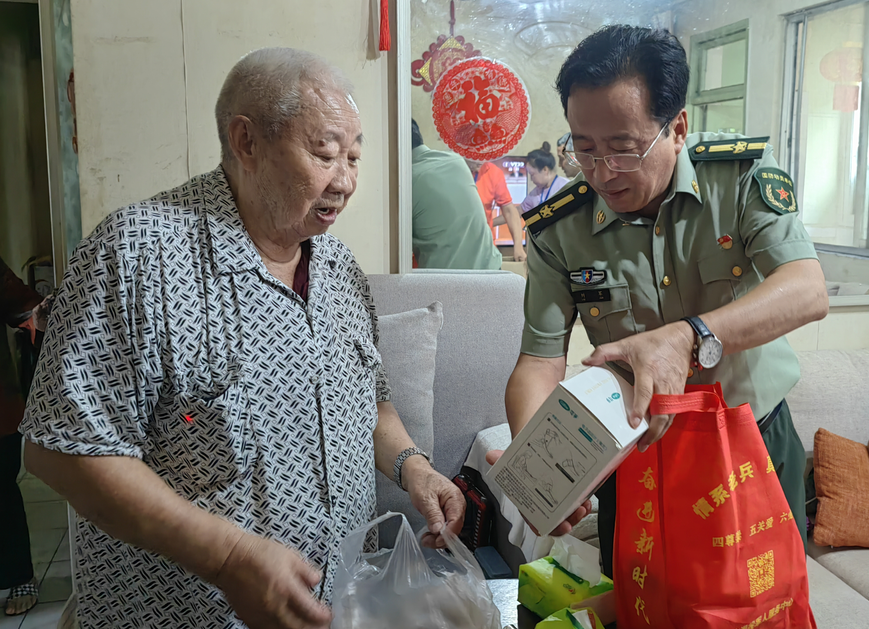 关心关爱残疾老兵,赠送轮椅温暖人心(图1) 关心关爱残疾老兵,赠送轮椅温暖人心(图1)