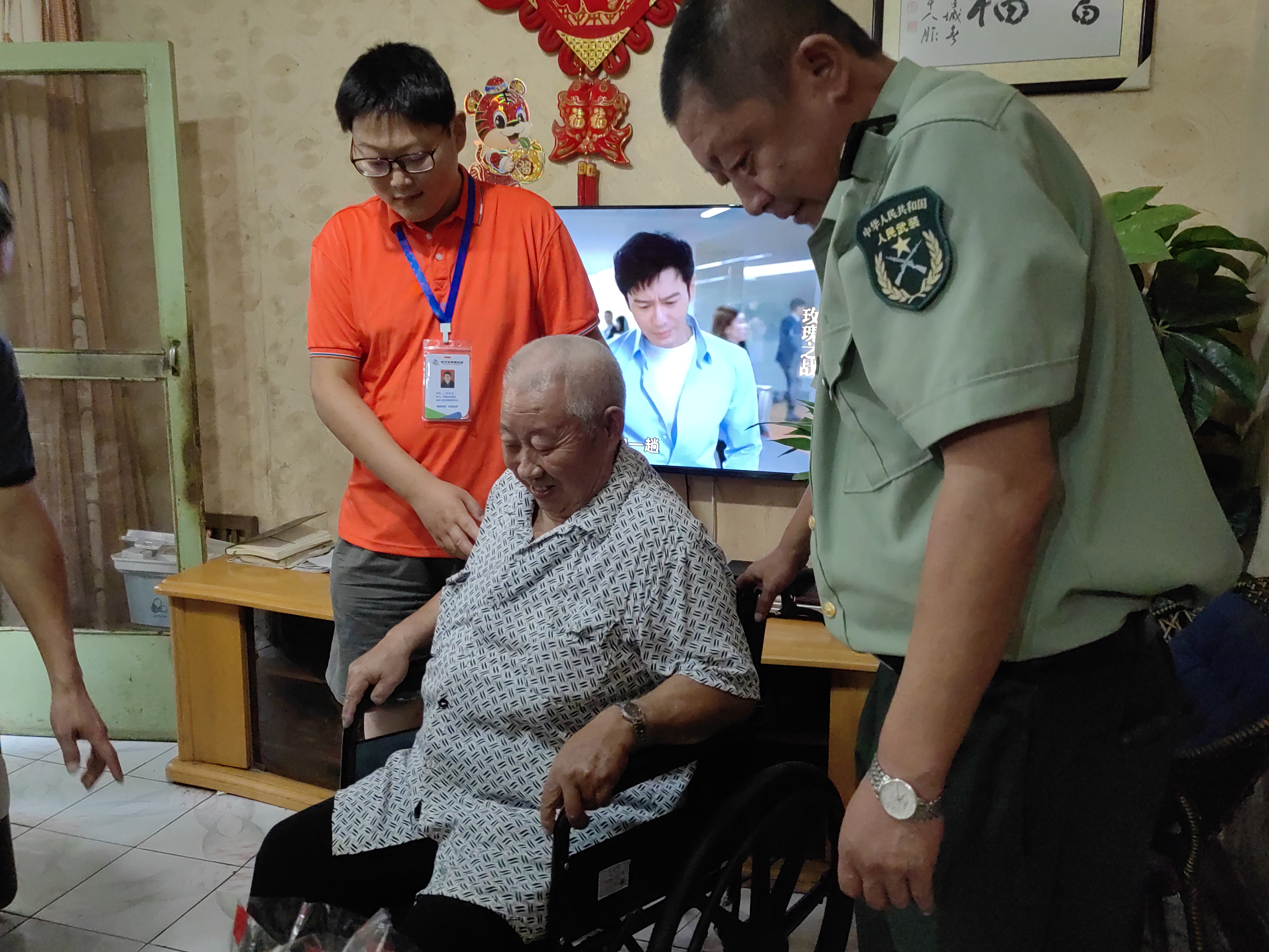 关心关爱残疾老兵，赠送轮椅温暖人心(图4)