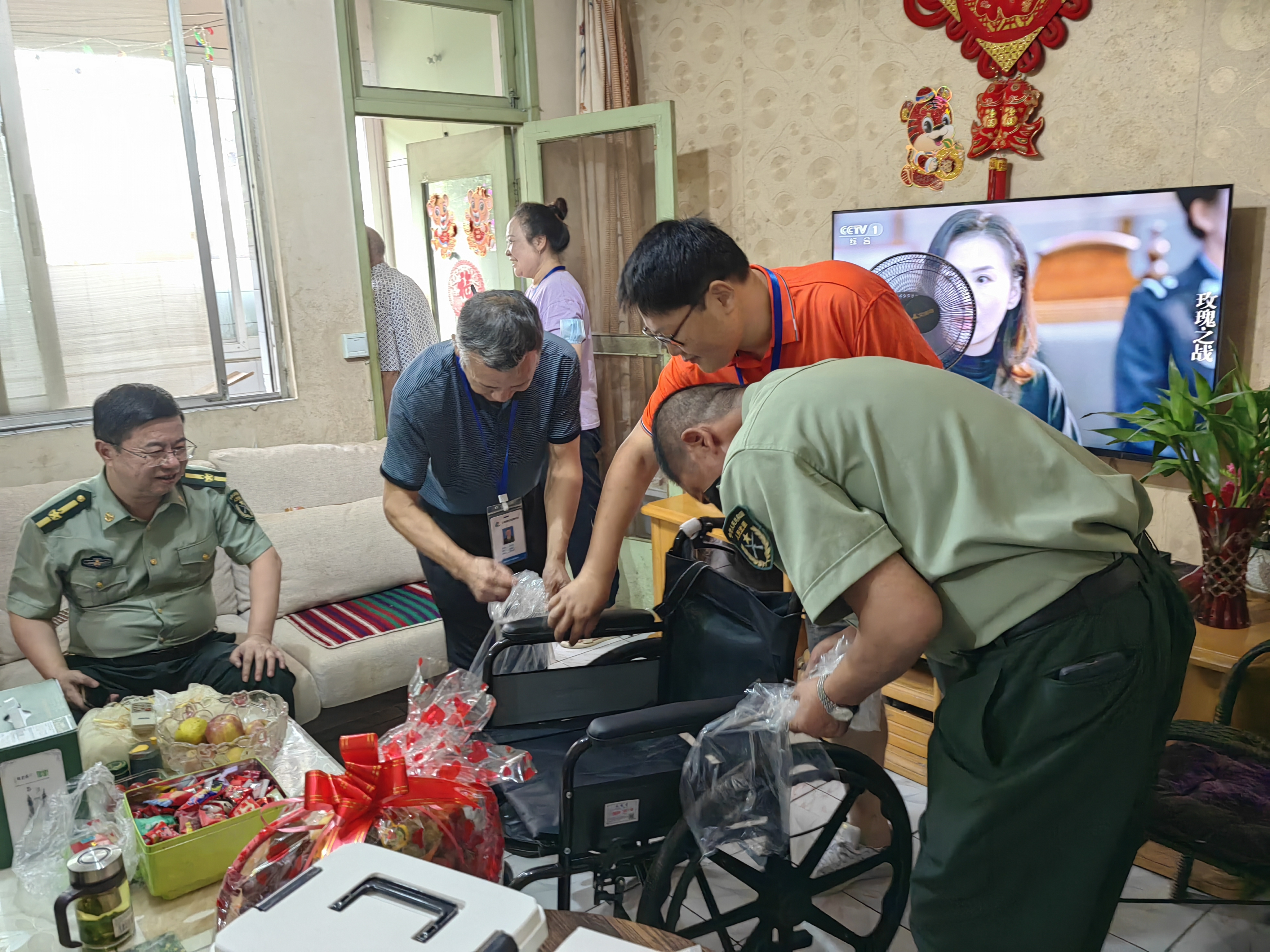 关心关爱残疾老兵,赠送轮椅温暖人心(图3) 关心关爱残疾老兵,赠送轮椅温暖人心(图3)