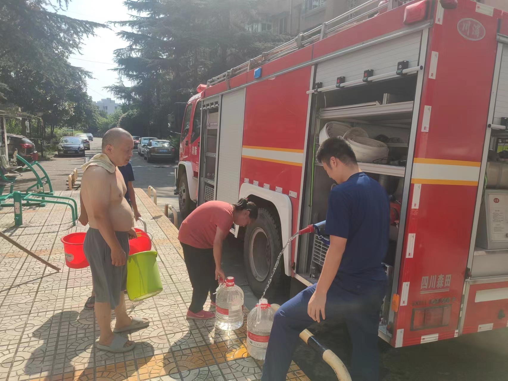 高温不退  服务不减 ——城管中心开展送水便民行动(图1)