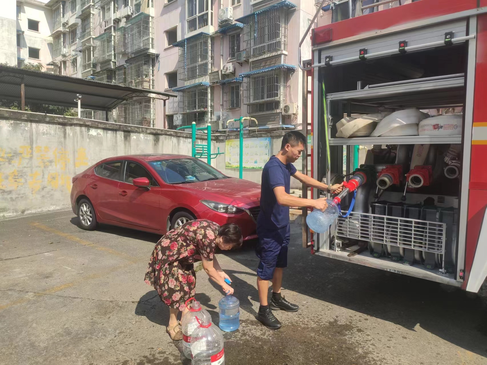 高温不退  服务不减 ——城管中心开展送水便民行动(图2)