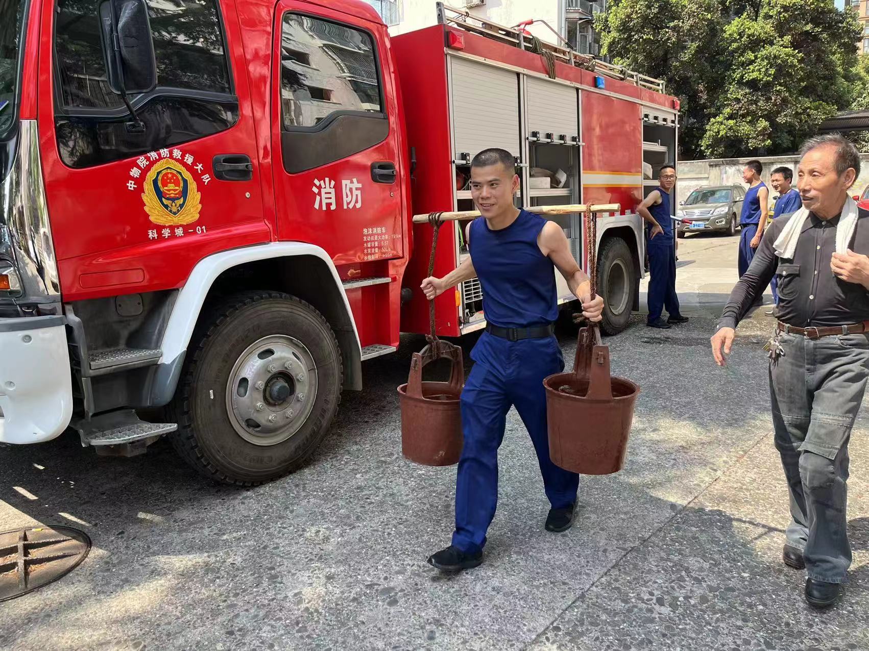 高温不退  服务不减 ——城管中心开展送水便民行动(图3)