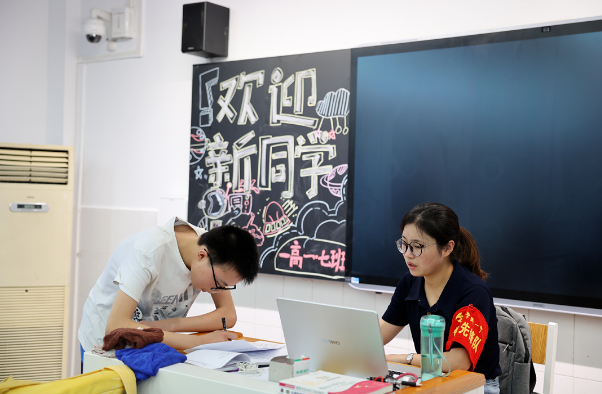 莘莘学子报到日 筑梦远航正当时——科学城一中高2022级新生顺利报到(图13)