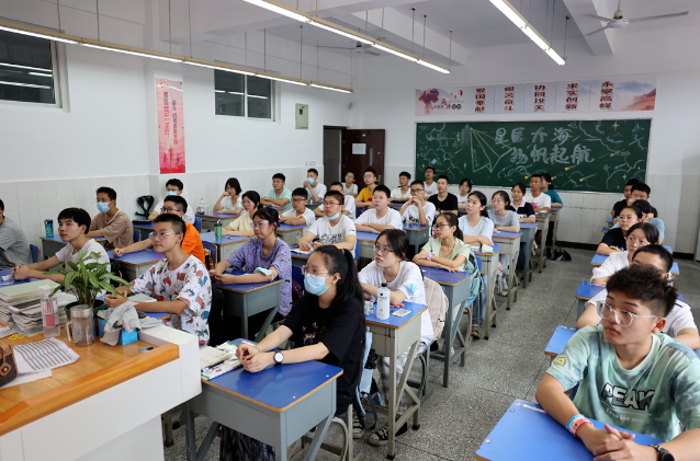 莘莘学子报到日 筑梦远航正当时——科学城一中高2022级新生顺利报到(图14)
