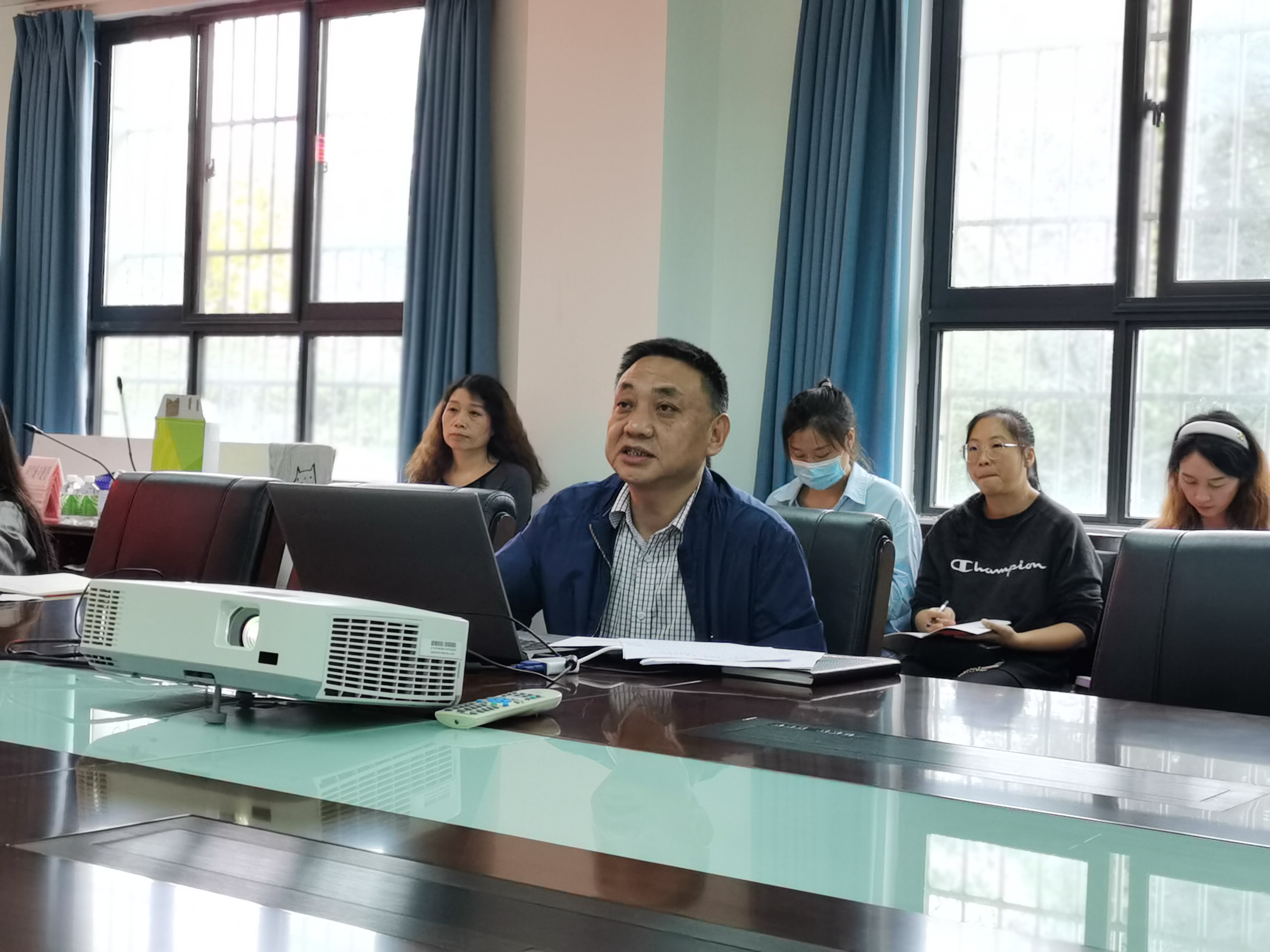 医疗与民政中心开展学习贯彻《习近平谈治国理政》(第四卷)专题宣讲活动(图2) 医疗与民政中心开展学习贯彻《习近平谈治国理政》(第四卷)专题宣讲活动(图2)