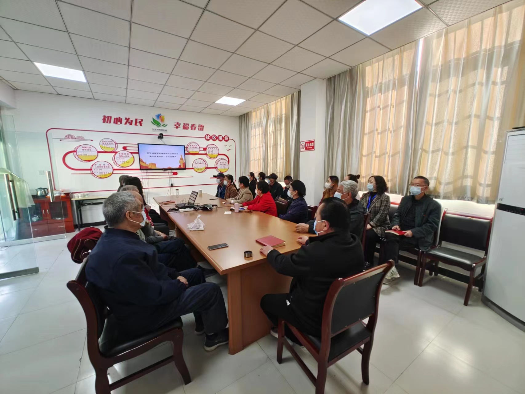 社区中心党支部集中收看党的二十大开幕式(图3) 社区中心党支部集中收看党的二十大开幕式(图3)