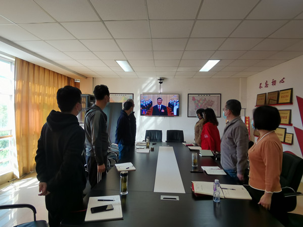 政法与武装部党支部组织集中收看党的二十大开幕会盛况(图1)