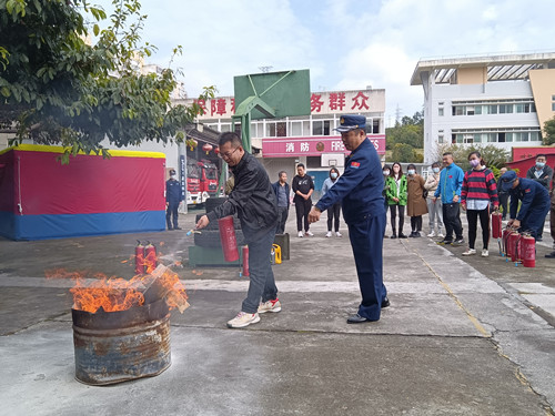 公管部积极开展消防演训活动(图4) 公管部积极开展消防演训活动(图4)