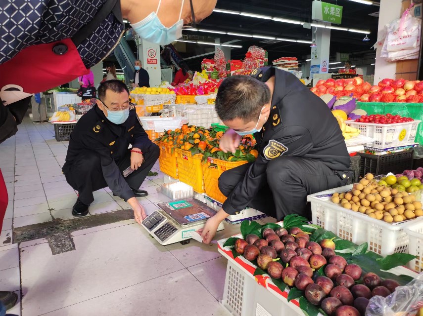 杜绝“缺斤少两”作弊行为——科学城市场监管局开展民生计量器具免费强制检定工作(图1)