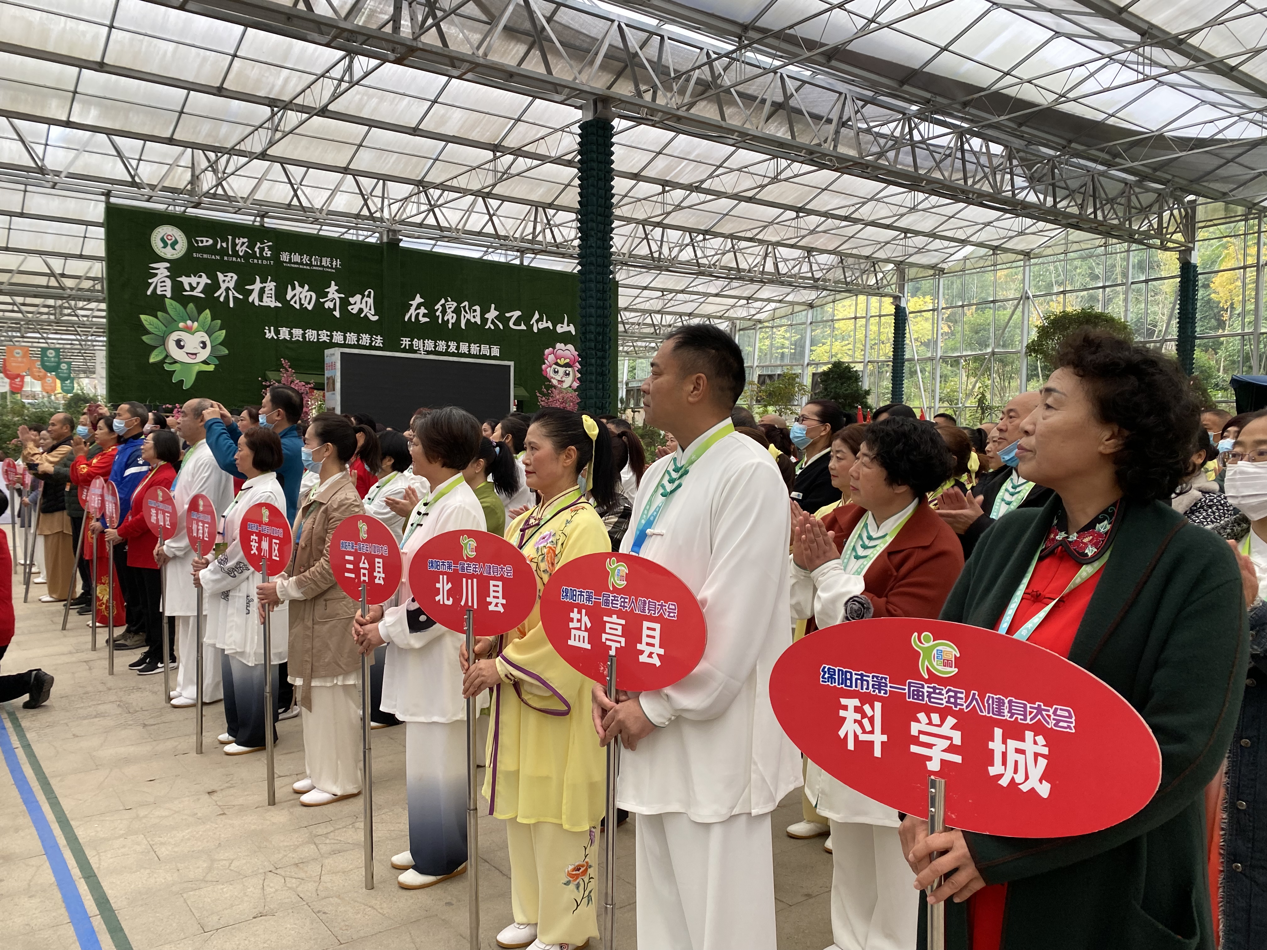 拳剑飘逸舞多姿  太极健身展风采 (图1)