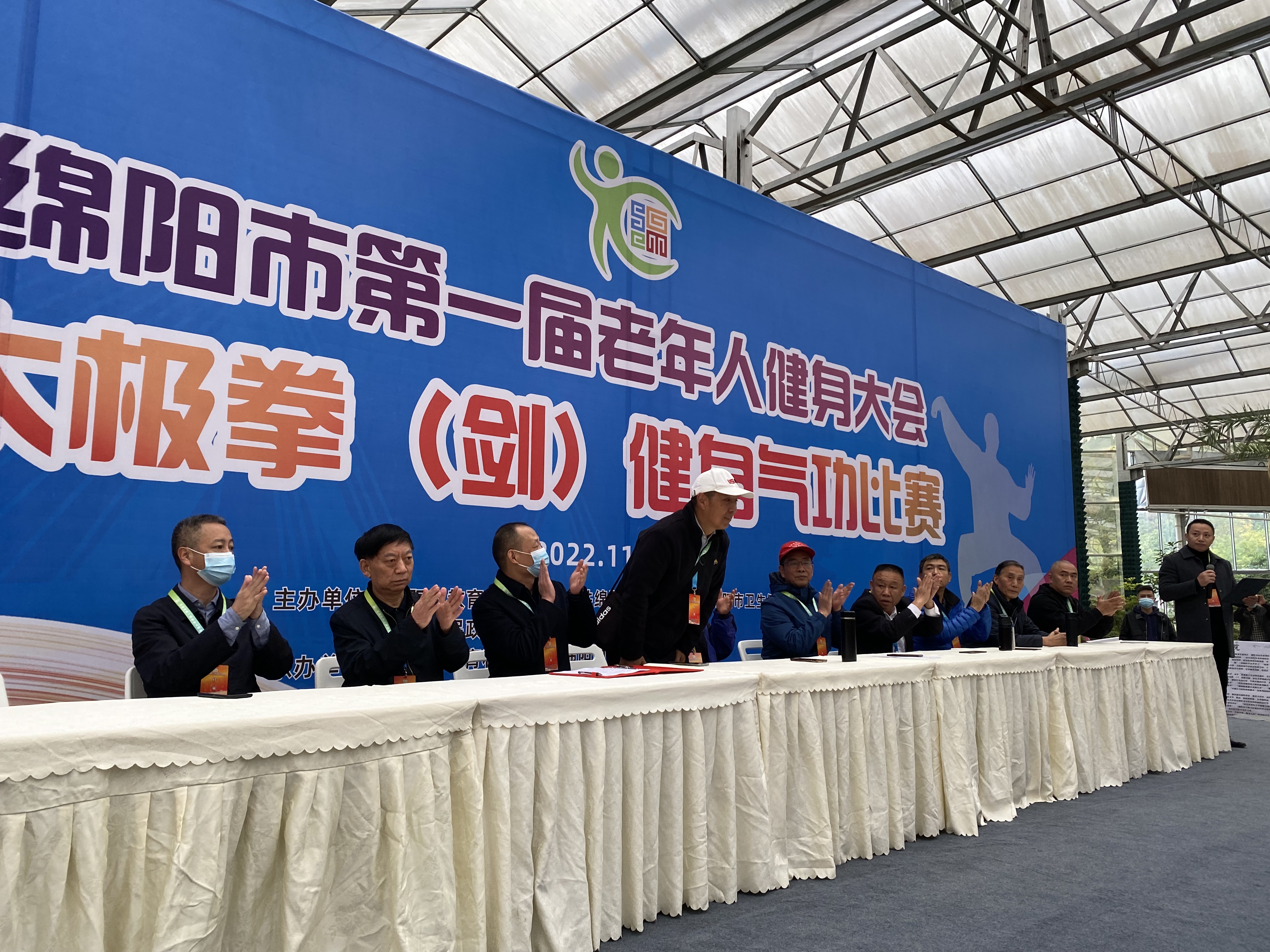 拳剑飘逸舞多姿  太极健身展风采 (图4)